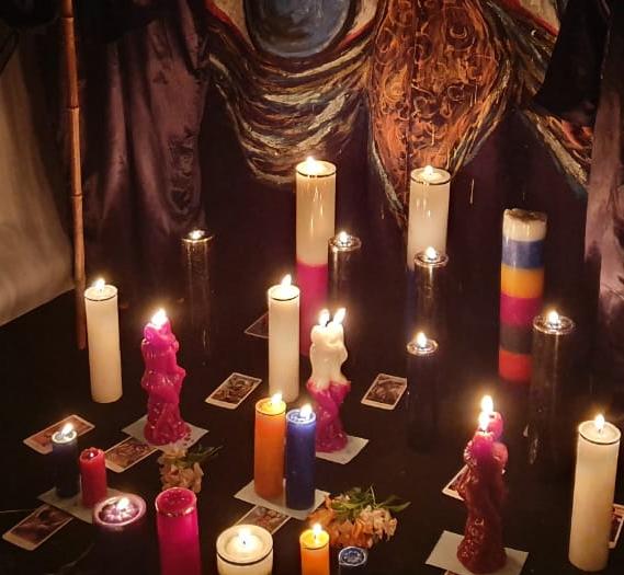 "Velas rojas y elementos esotéricos para amarres de amor"